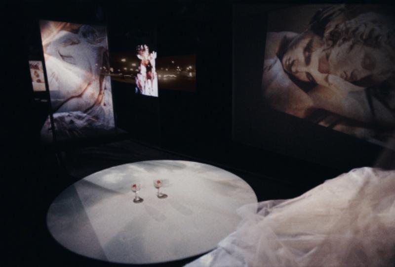 Sculpture classique d’un hermaphrodite endormi, figure d’une grande beauté androgyne, exposée dans un musée français